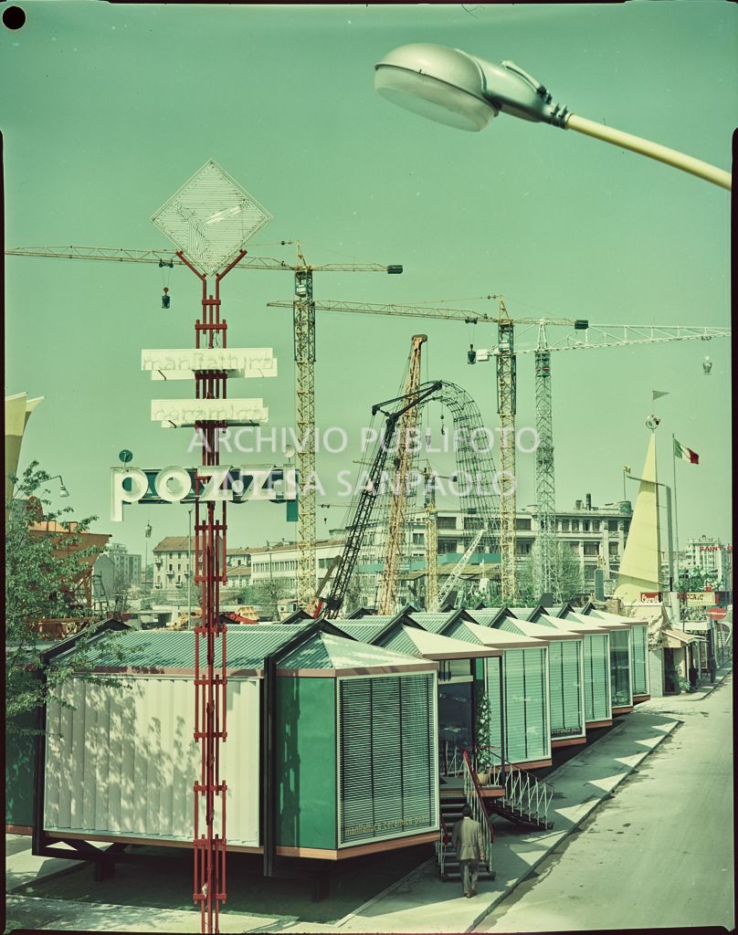 Esterno del padiglione Manifattura Ceramica Pozzi alla Fiera Campionaria di Milano del 1959
