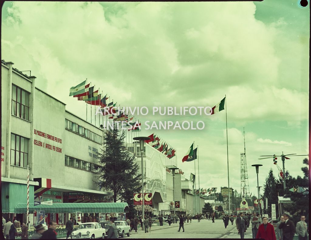 Vista sul viale dell'Industria alla Fiera Campionaria di Milano del 1959 con visitatori