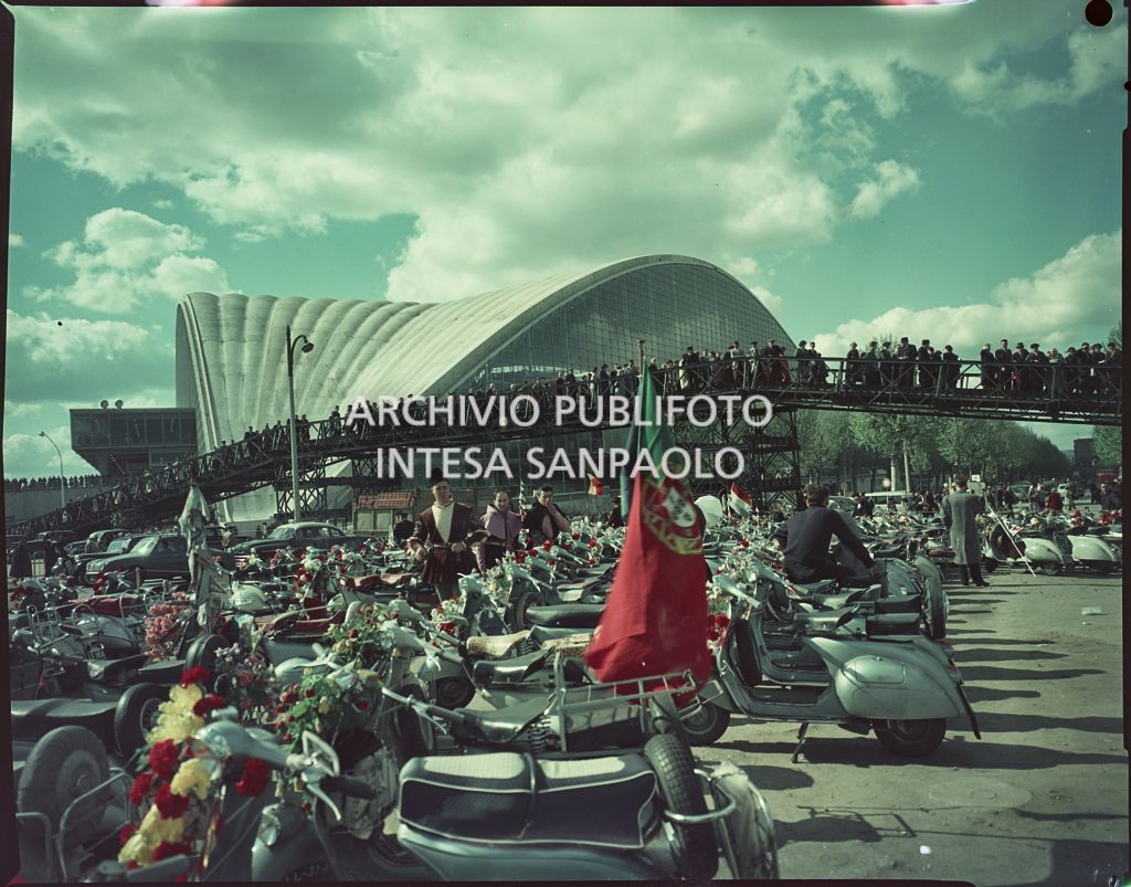 Motociclette Vespa, adornate con fiori, parcheggiate in una piazza in occasione dell'EuroVespa di Parigi del 1959