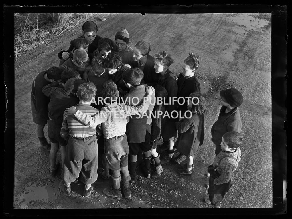 Capannello di bambini in strada