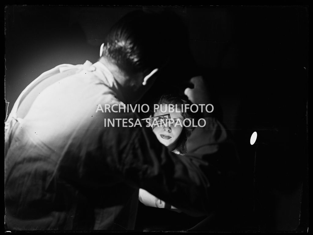 Un ottico applica lenti a contatto durante la visita a una paziente