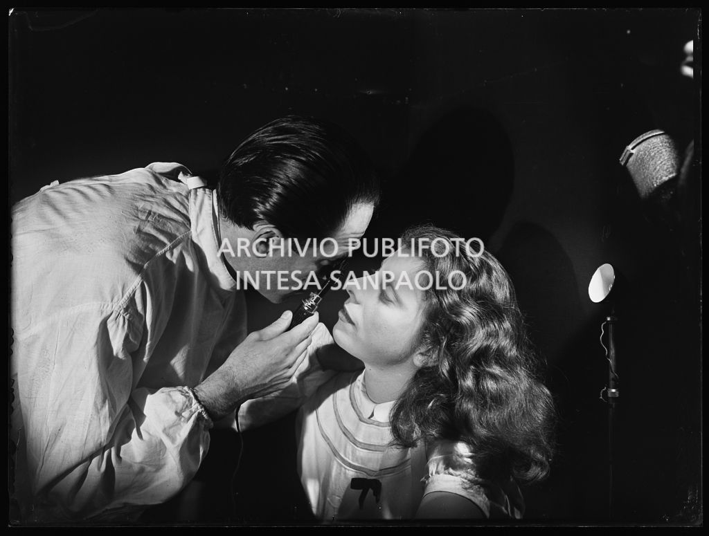 Un ottico visita una paziente