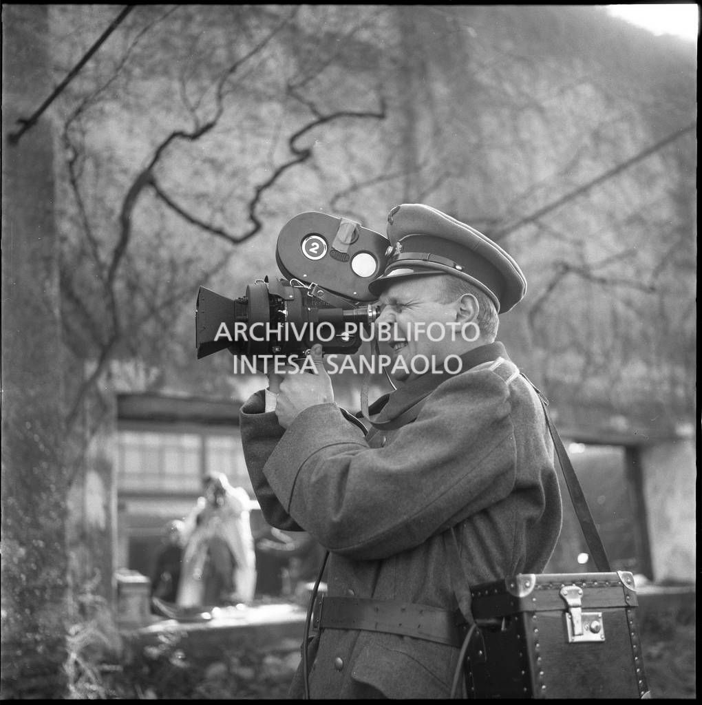 Un attore del film "Il processo di Verona", in abiti di scena, guarda attraverso una delle macchine da presa<br>708110/215