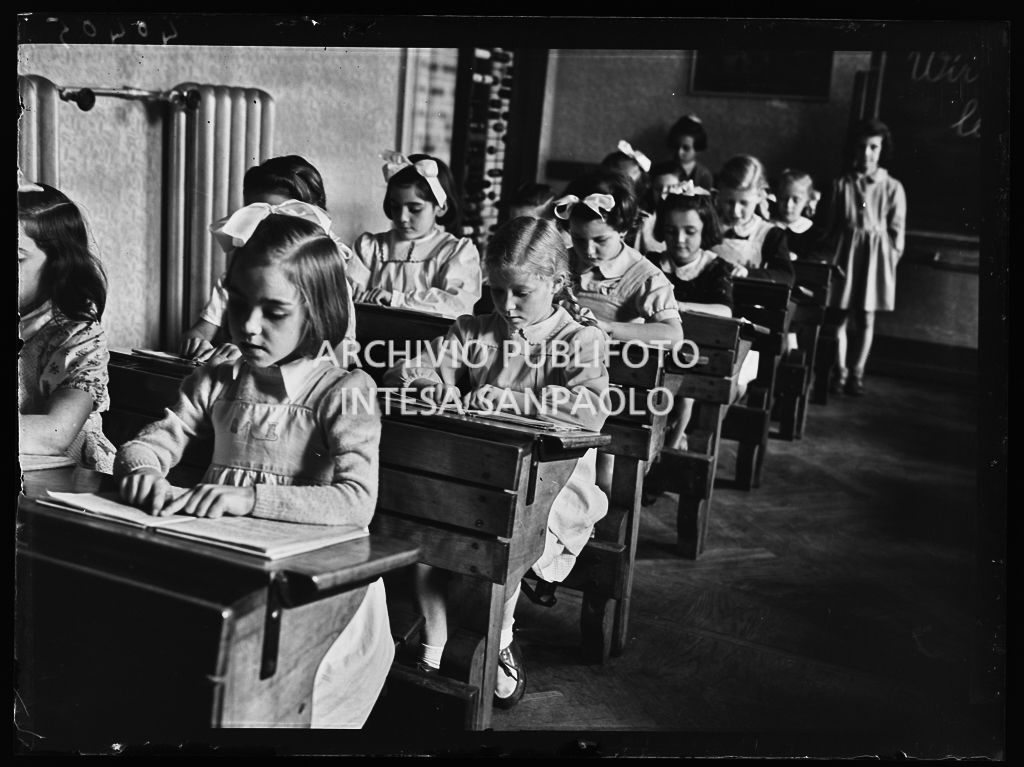 Bambine in una classe della scuola germanica Istituto Giulia leggono sedute ai banchi