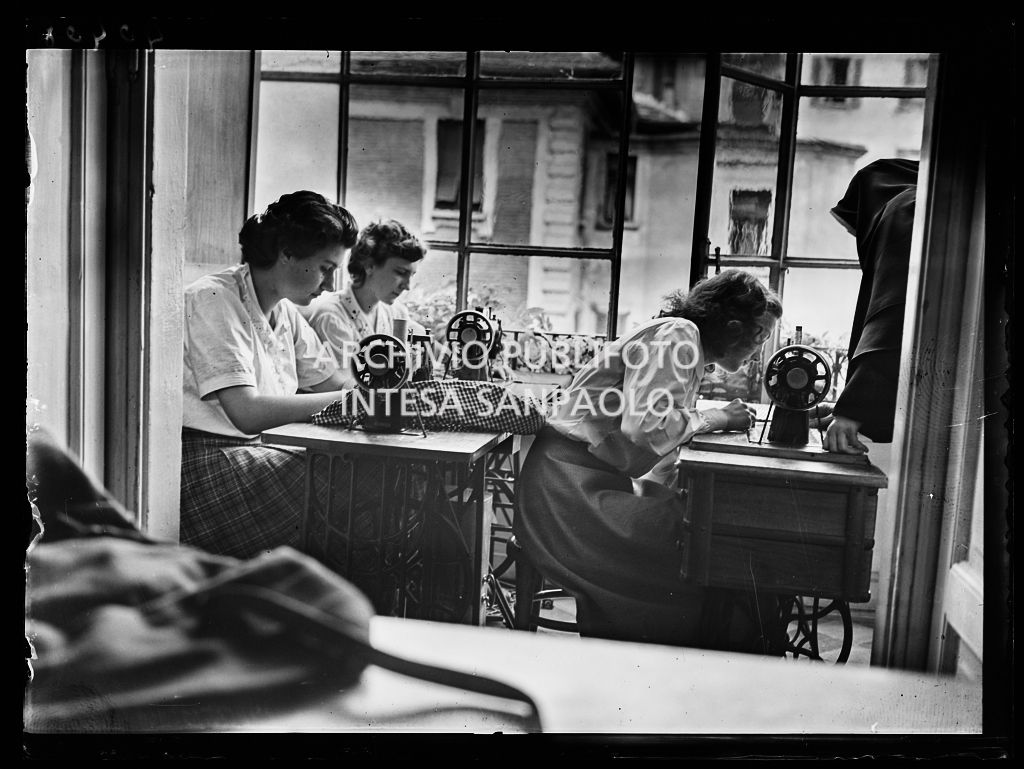 Corso di cucito all'Istituto Giulia di Milano