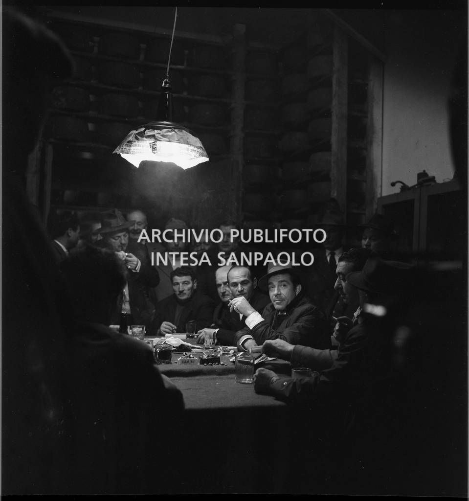 Ugo Tognazzi e altri attori durante una delle scene dell'episodio "Gente moderna" del film "Alta infedeltà" diretto da Mario Monicelli<br>712229/7