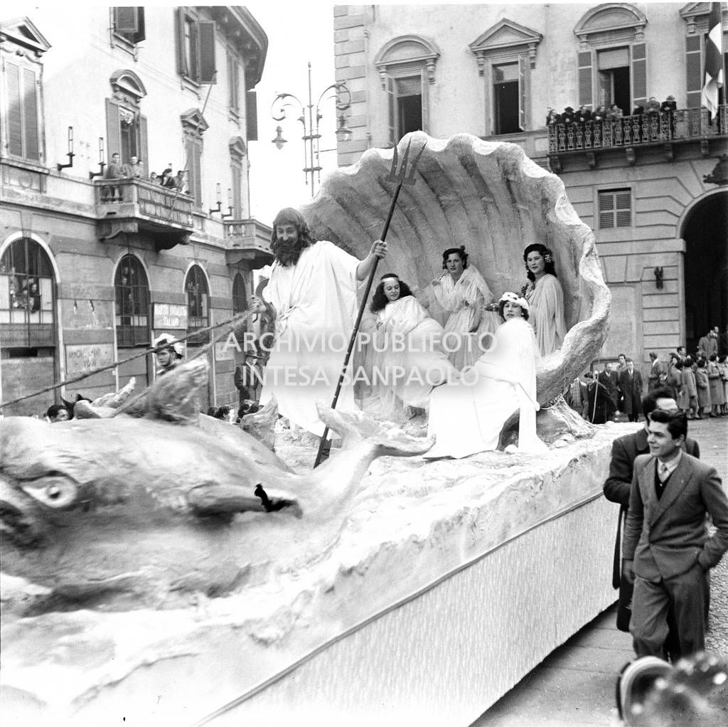 Carro allegorico in sfilata al Carnevale d'Ivrea<br>120159