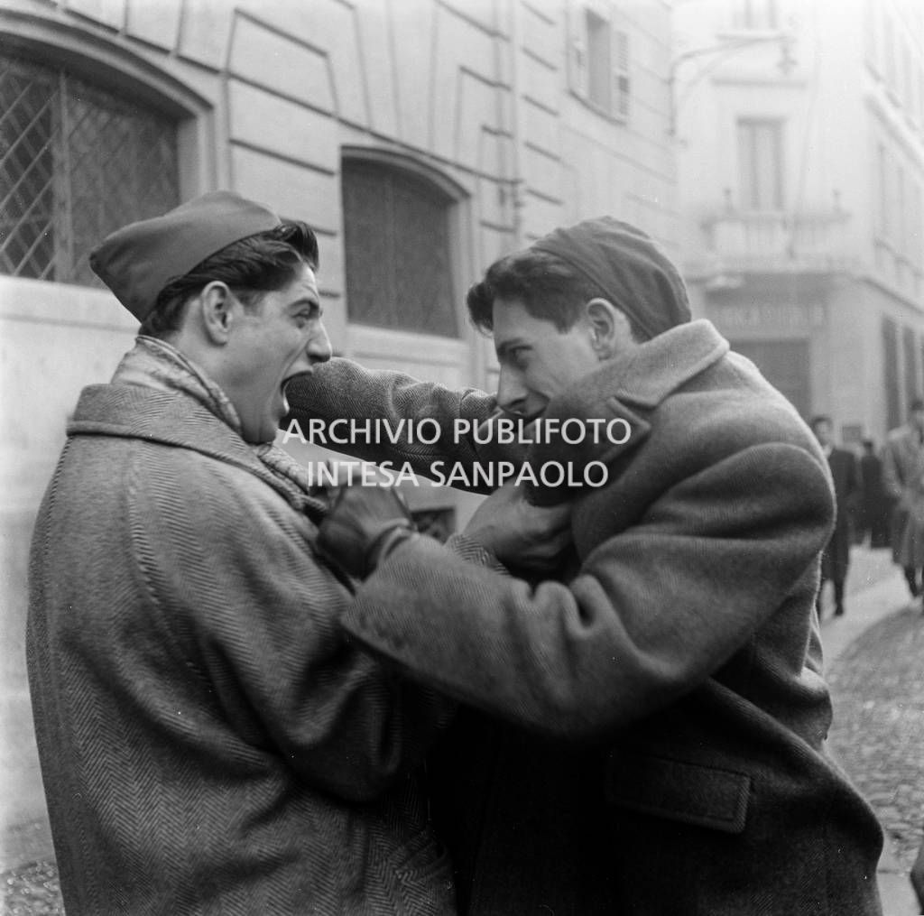 Due mascherati scherzano al Carnevale d'Ivrea<br>120161