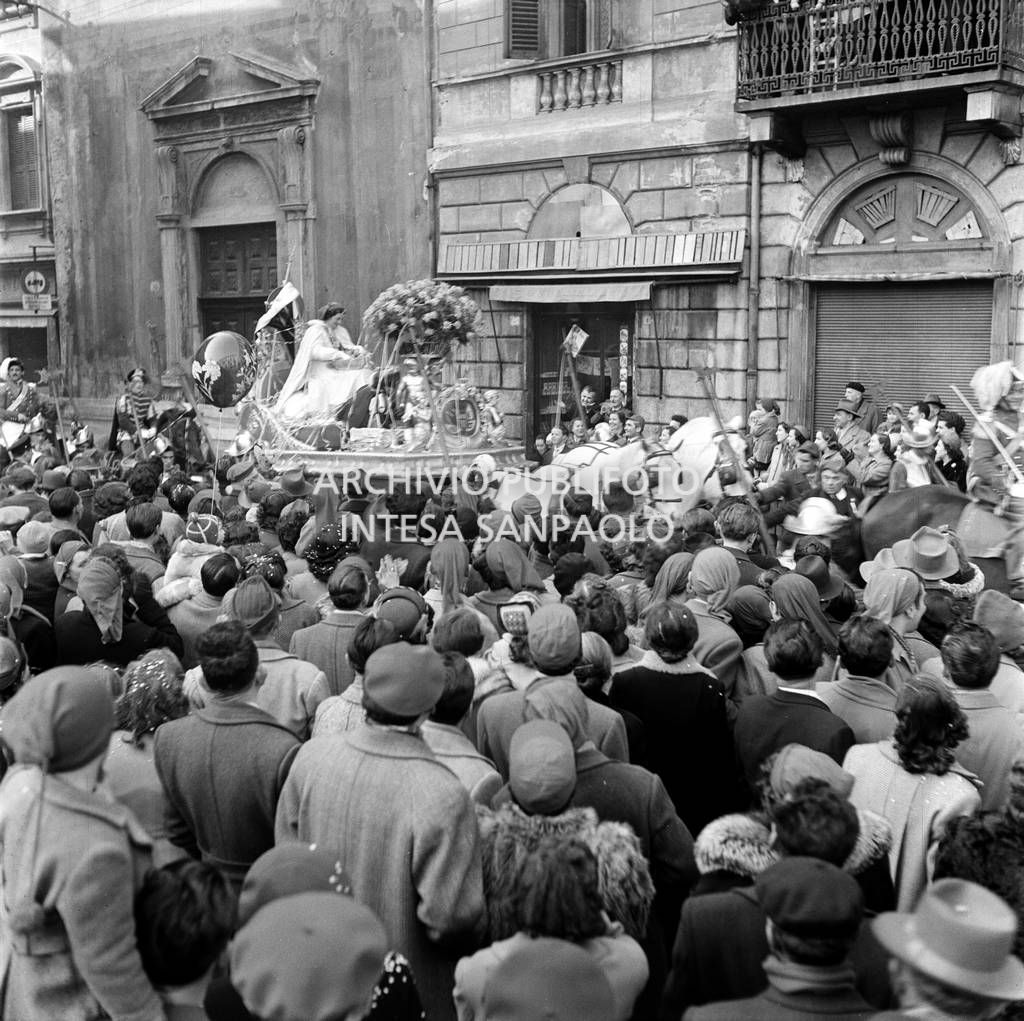 La Mugnaia, nell'edizione del 1952 impersonata da Nella Biccolini Borello, avanza tra la folla sul cocchio<br>120162