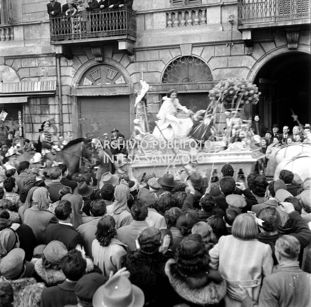 La Mugnaia, nell'edizione del 1952 impersonata da Nella Biccolini Borello, avanza tra la folla sul cocchio<br>120163
