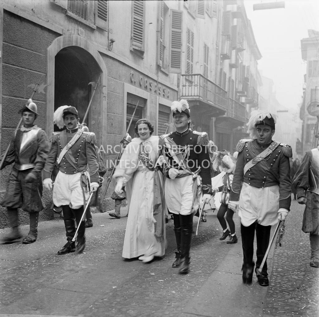 La Mugnaia, nell'edizione del 1952 impersonata da Nella Biccolini Borello al braccio del Generale impersonato, in quell'anno, da Roberto Quilico al Carnevale di Ivrea<br>120171