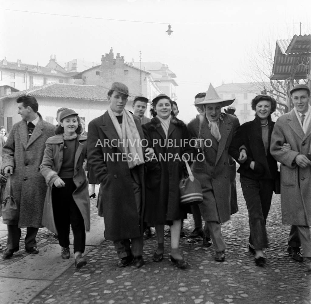 Un gruppo di persone per le strade di Ivrea in occasione del Carnevale<br>120173