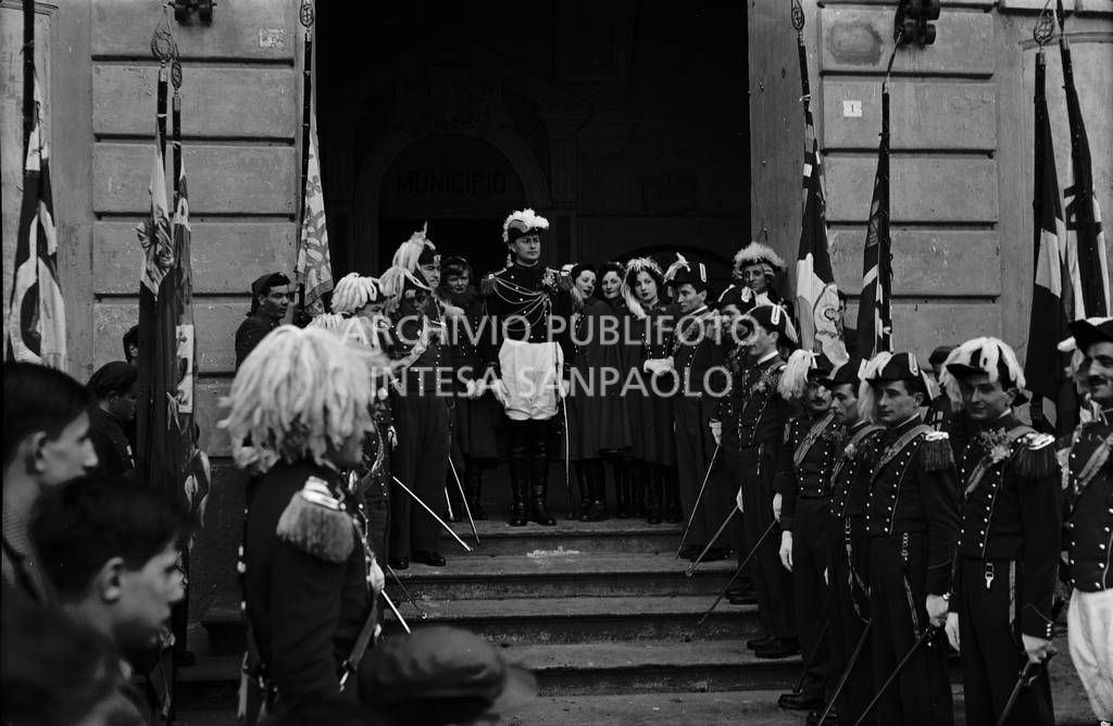 Il Generale, nell'edizione del 1952 impersonato da Roberto Quilico, esce dal Palazzo accolto dallo Stato Maggiore al Carnevale d'Ivrea<br>120174 bis