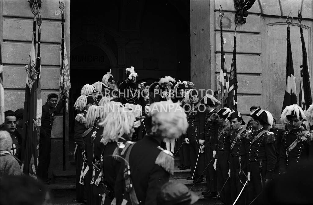 Il Generale, nell'edizione del 1952 impersonato da Roberto Quilico, esce dal Palazzo accolto dallo Stato Maggiore al Carnevale d'Ivrea<br>120176 bis