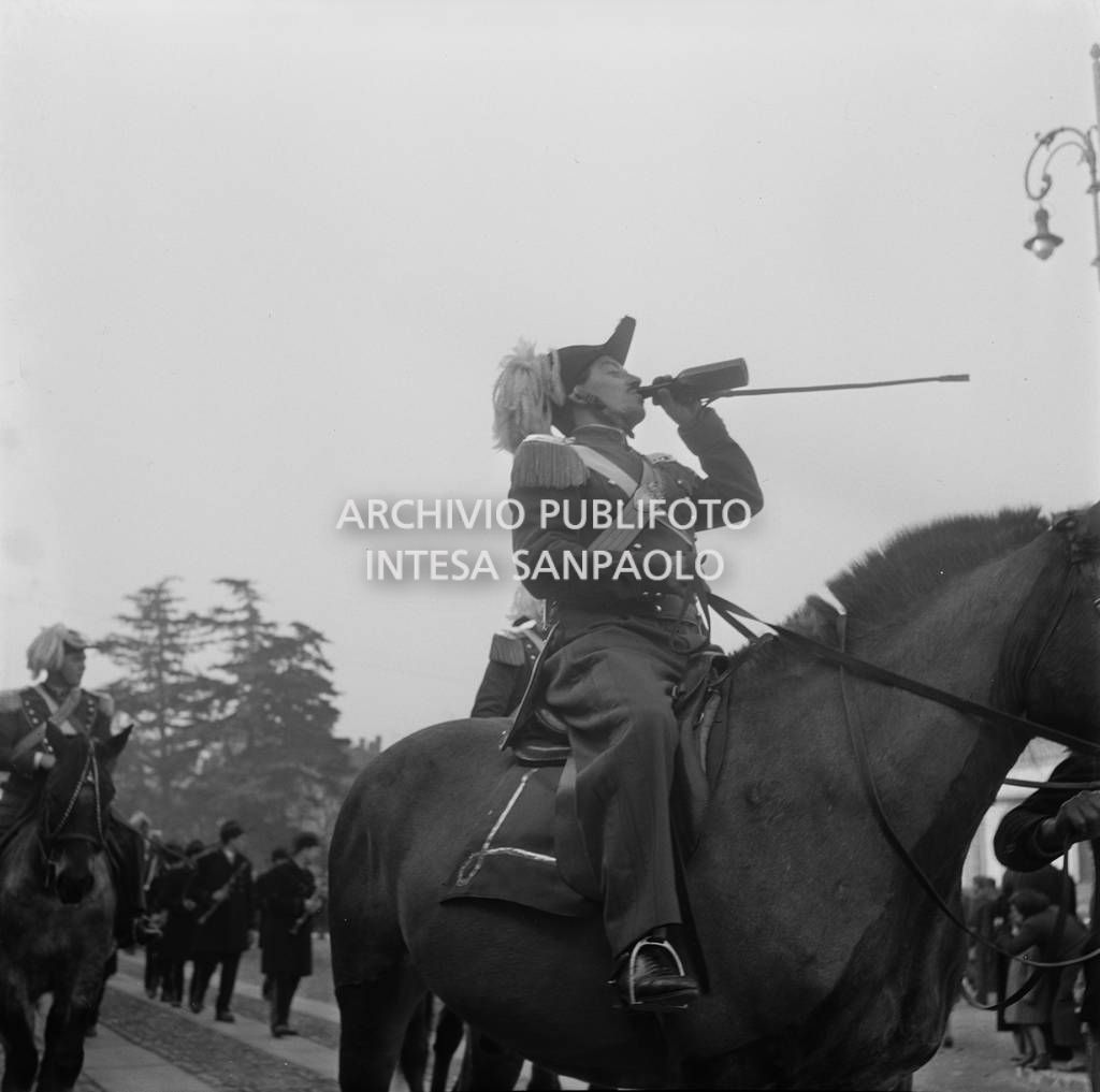 Un uomo travestito, al Carnevale d'Ivrea, beve in sella a un cavallo<br>120177