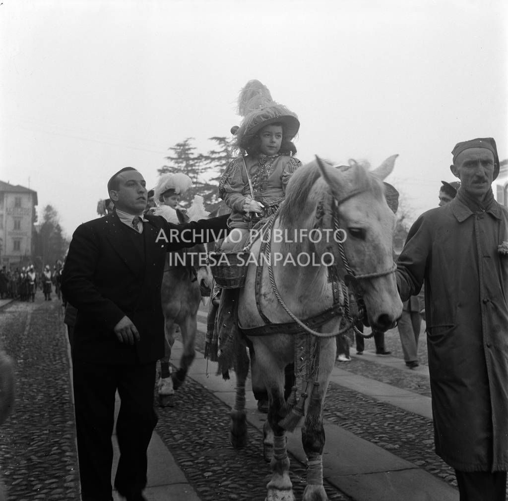Un bambino mascherato in sella a un cavallo al Carnevale d'Ivrea<br>120178