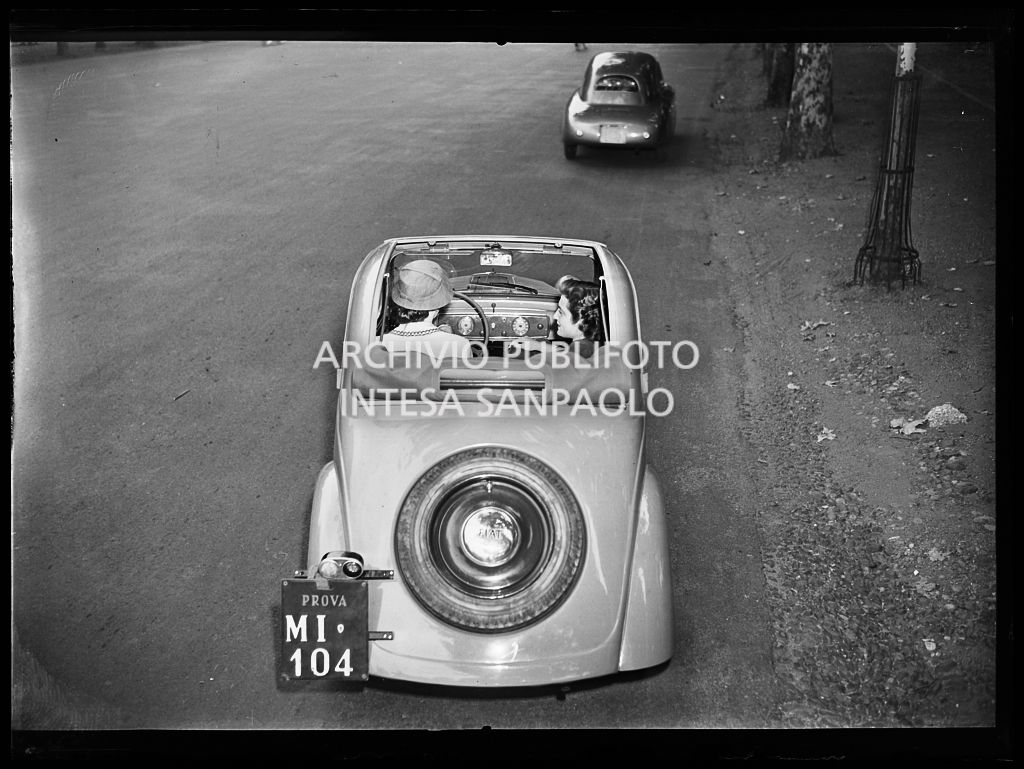 Due donne su una Fiat 500 B con targa prova