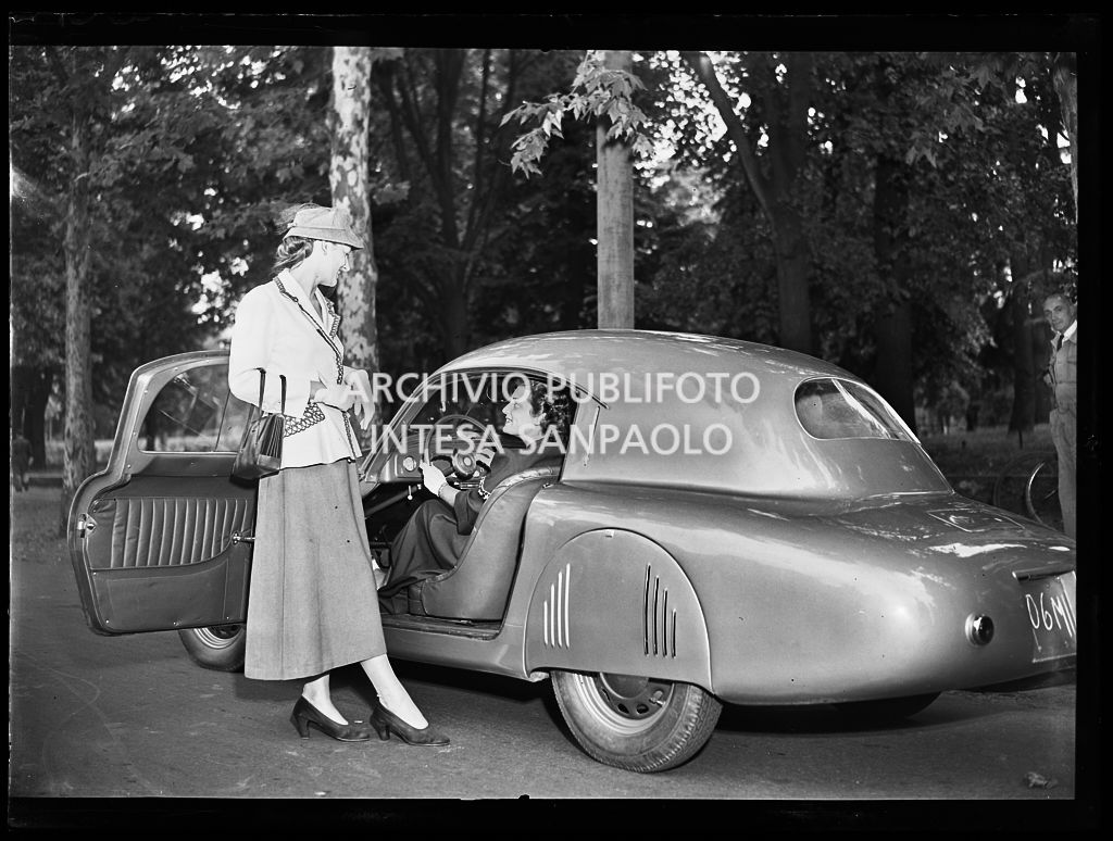 Due donne con una Fiat 1100 Sport