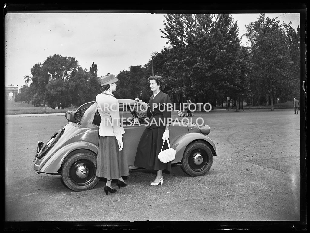 Due donne a fianco a una Fiat 500 B al Parco Sempione