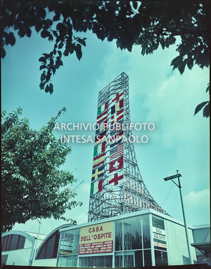 Vista sulle bandiere presenti sopra la Casa dell'ospite alla Fiera Campionaria di Milano del 1959