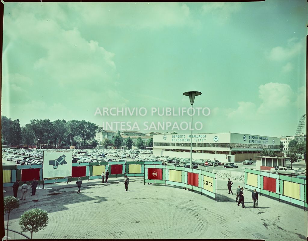 Vista sul parcheggio ed il deposito imballaggi espositori "EIAT" alla Fiera Campionaria di Milano del 1959