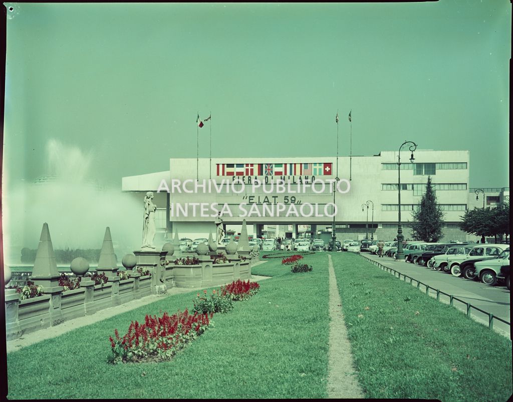 Vista dell'ingresso di piazza Giulio Cesare della Fiera Campionaria di Milano del 1959