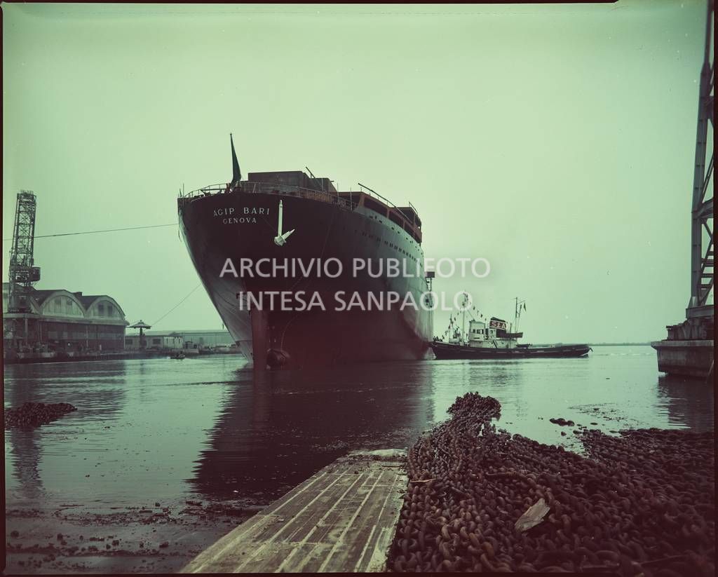 Varo della turbonave cisterna Agip-Bari visto dal cantiere navale di Monfalcone