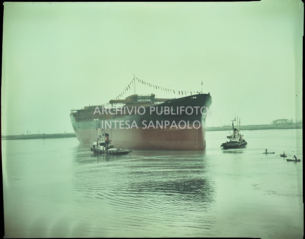 La turbonave cisterna Agip-Bari trainata da altre imbarcazioni durante il varo