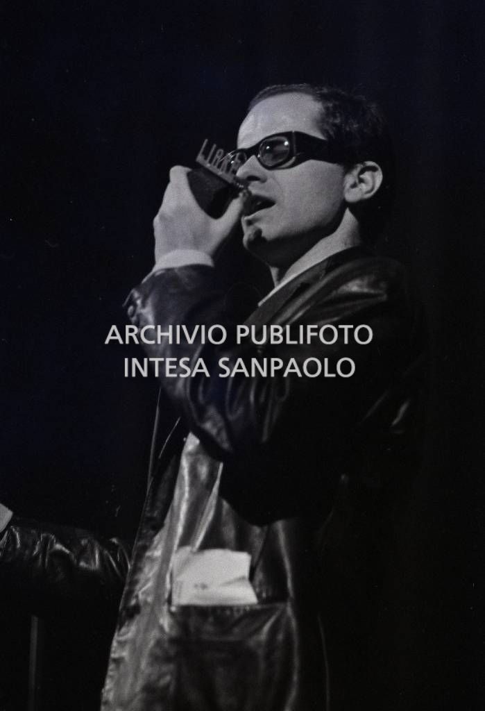 Gino Paoli si esibisce alla Sei giorni della canzone milanese al Teatro Lirico di Milano
