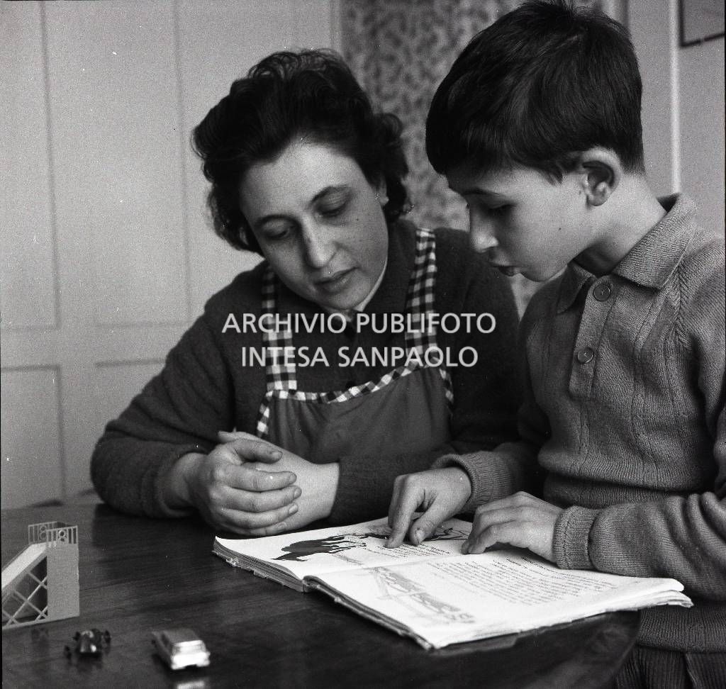 La mamma e il figlio della famiglia Protopapa, una famiglia di operai italiani emigrati in Svizzera, a Zurigo, ritratti nella sua abitazione