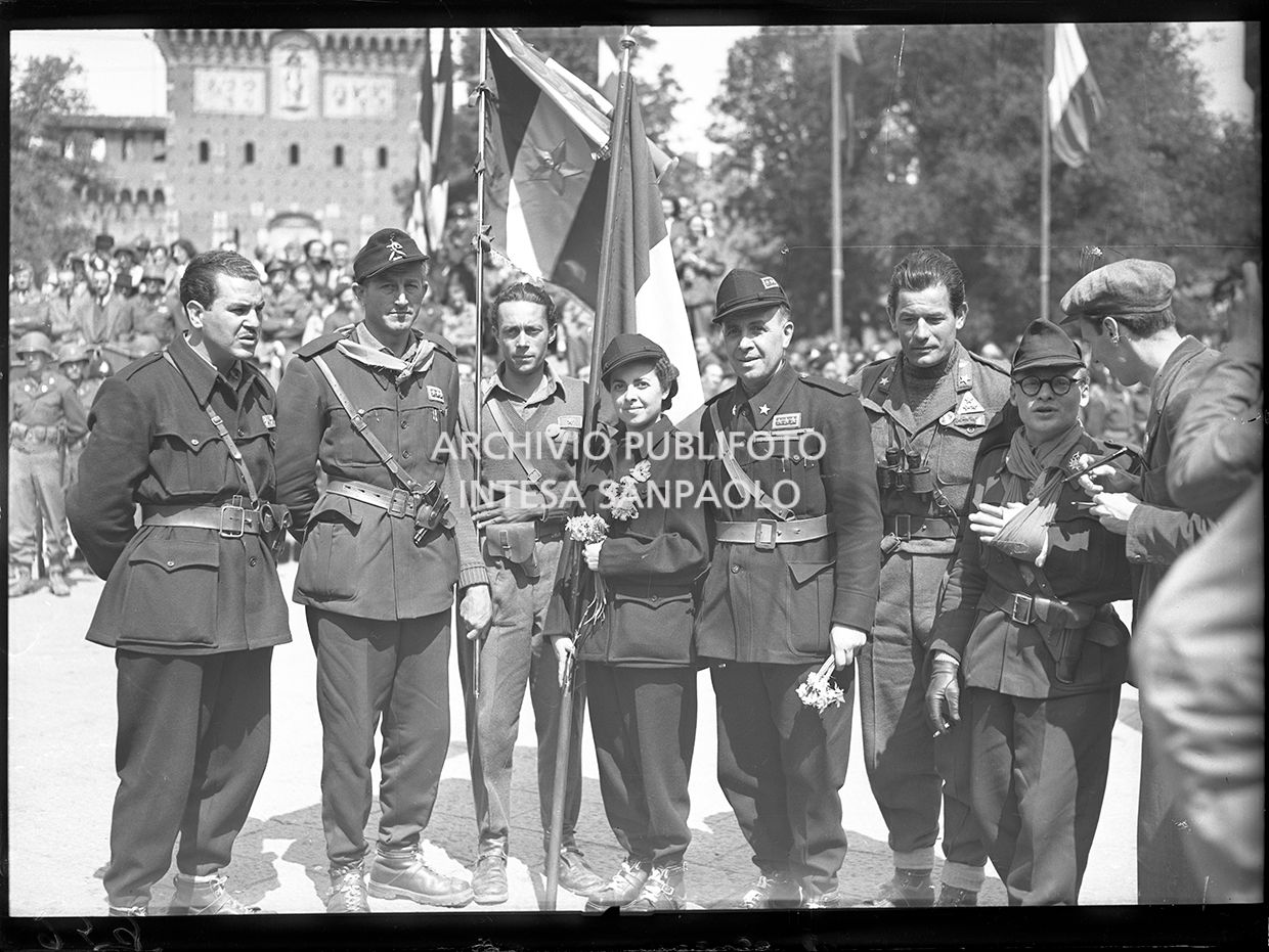 Il comando della Valdossola in posa in piazza Castello a Milano durante i festeggiamenti in onore delle formazioni partigiane: presenti tra gli altri Giuseppe Curreno di Santa Maddalena (quinto da sinistra) e il comandante Rino Pachetti (secondo da destra)