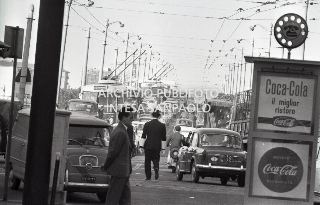 Un vigile dirige il traffico, sul cavalcavia Bacula, noto anche come "ponte della Ghisolfa", a Milano