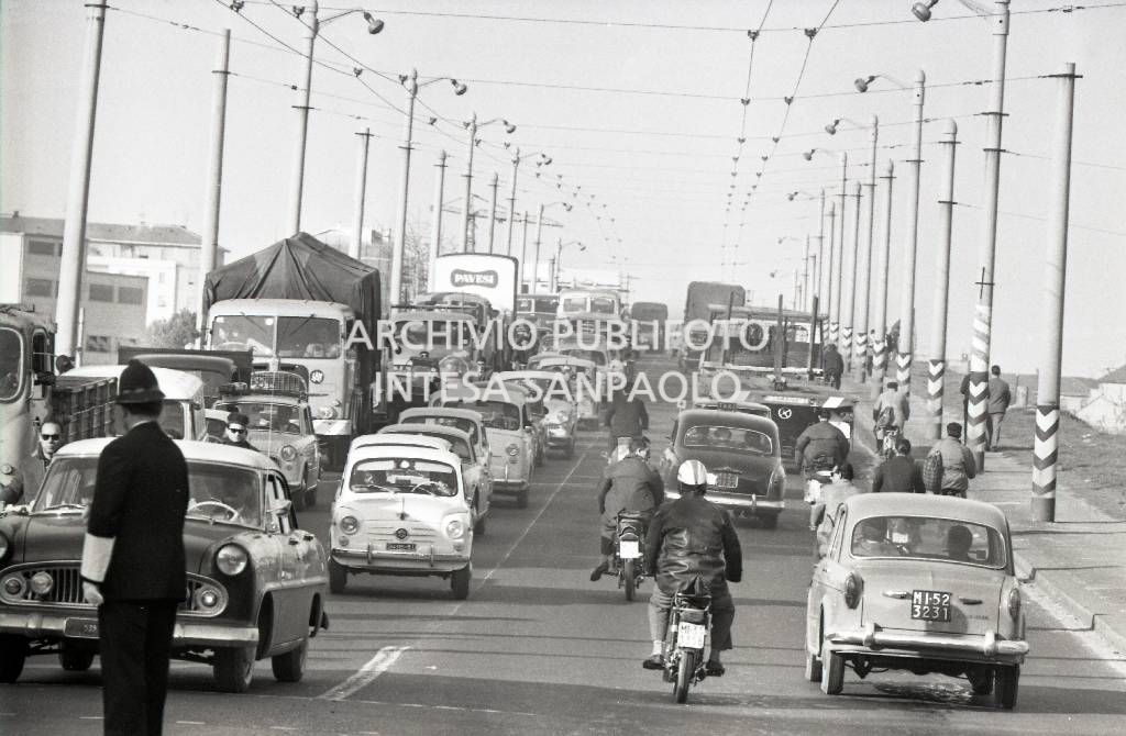Un vigile dirige il traffico, sul cavalcavia Bacula, noto anche come "ponte della Ghisolfa", a Milano