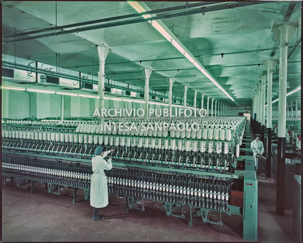 Macchinari per la filatura nel cotonificio Olcense con donne al lavoro