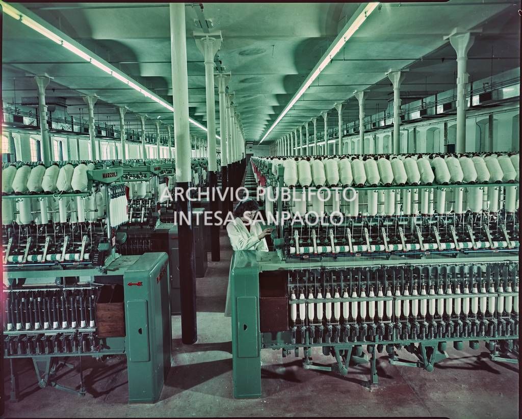 Macchinari per la filatura nel cotonificio Olcense con donna al lavoro