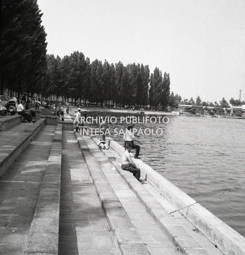 Bagnanti e pescatori sulle rive dell'Idroscalo