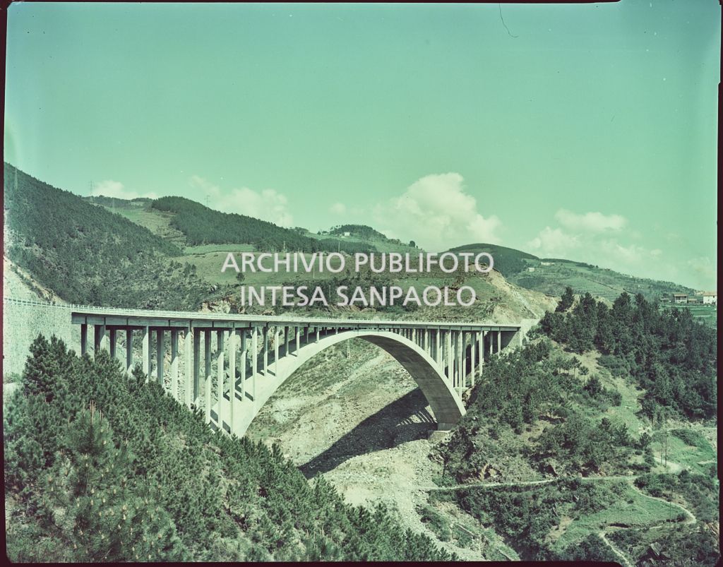 Viadotto in cemento tra le montagne