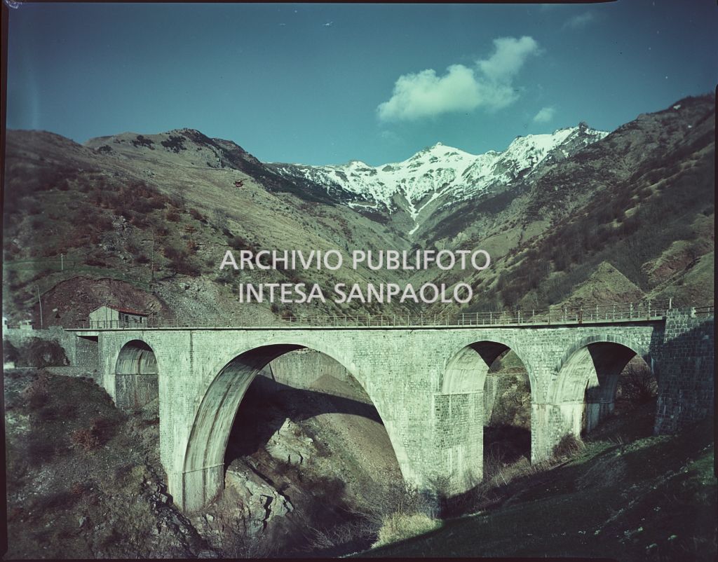 Ponte in muratura a quattro archi tra le montagne