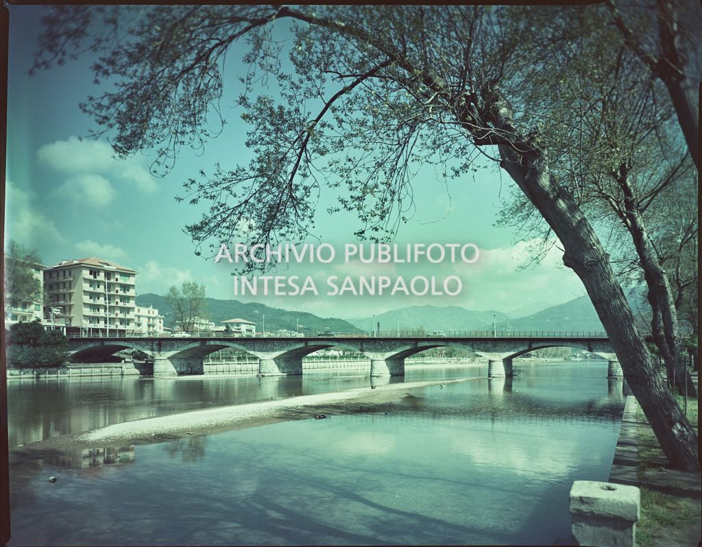 Ponte in cemento a cinque arcate su un fiume