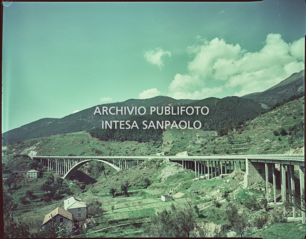 Viadotto in cemento tra le montagne