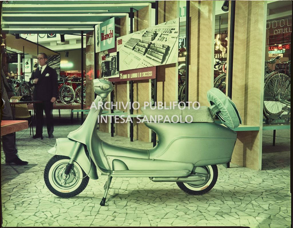 Moto scooter Bianchi  con ruota di scorta in esposizione allo stand della Fiera Campionaria di Milano del 1960