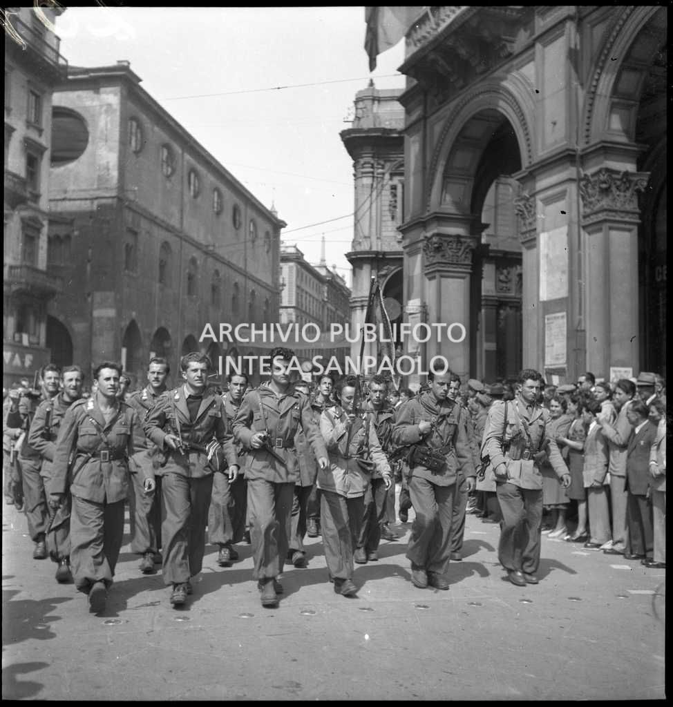 Sfilata in piazza del Duomo a Milano delle formazioni partigiane