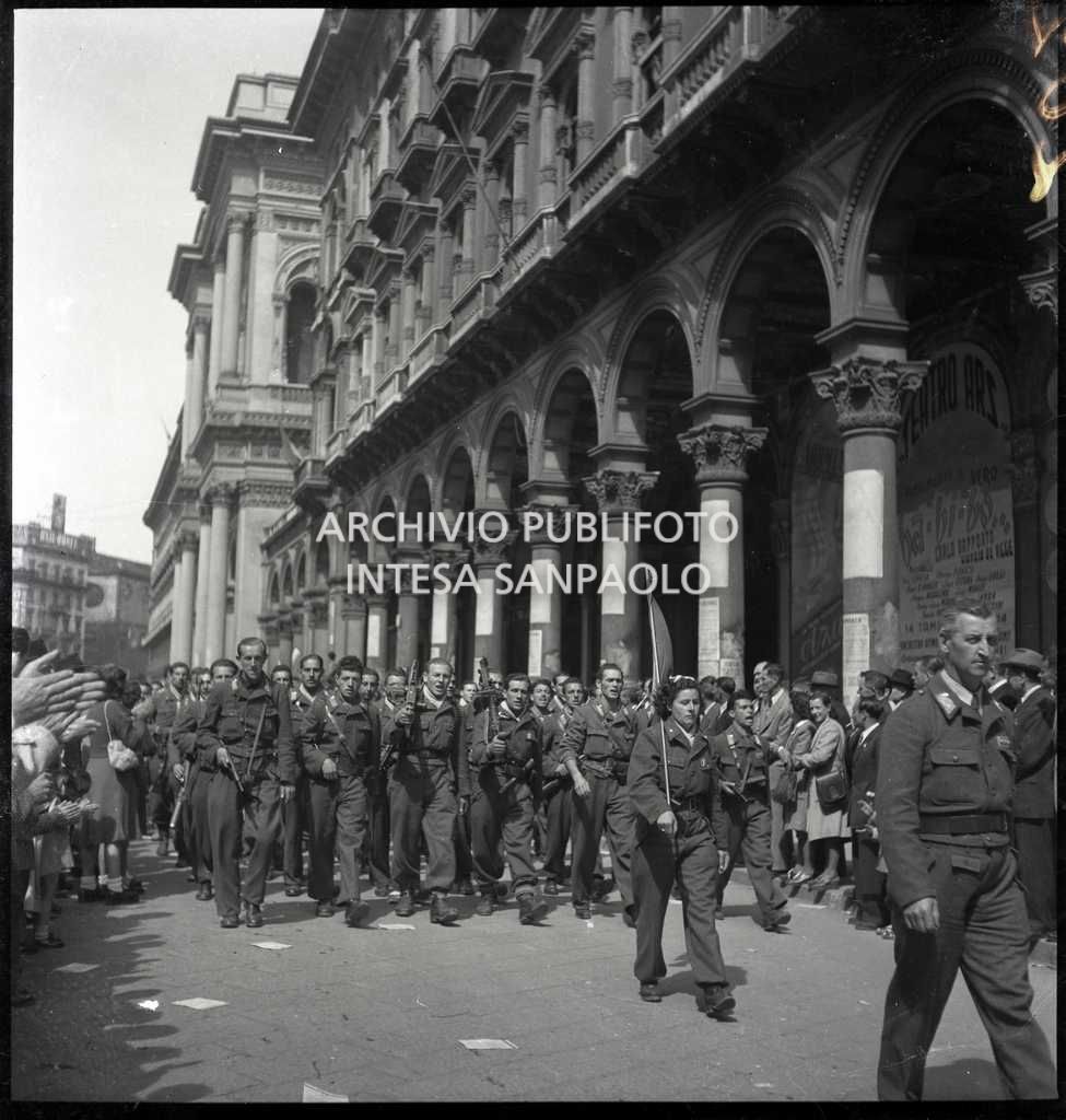 Brigate partigiane della Divisione Valtoce sfilano in piazza del Duomo a Milano