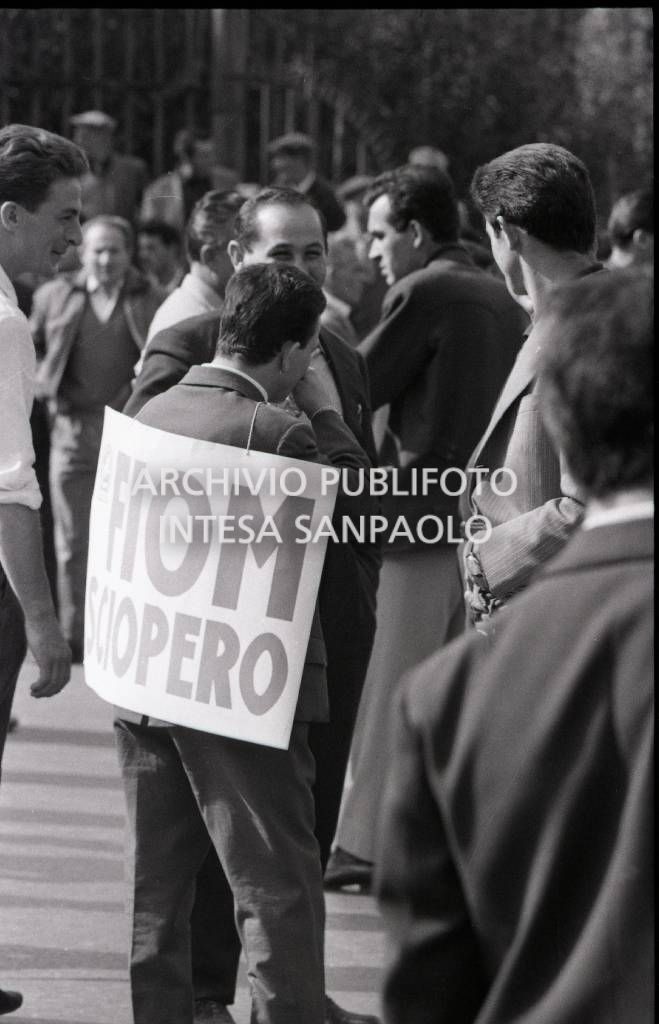 Lavoratori metalmeccanici in occasione dello sciopero generale; un uomo porta appeso un il cartello con la scritta: Sciopero FIOM<br>707264/20