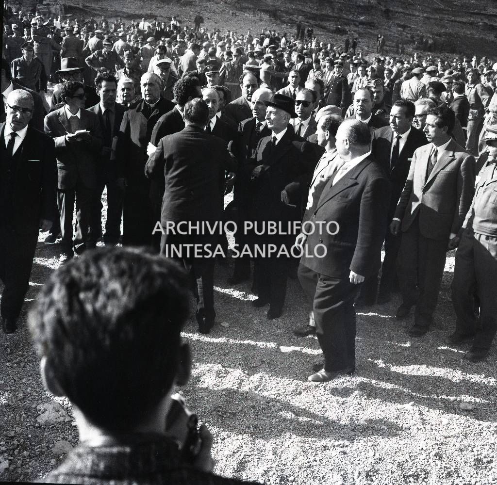 Disastro del Vajont: il presidente delle Repubblica Antonio Segni in visita nelle zone colpite dalla sciagura<br>711925/26