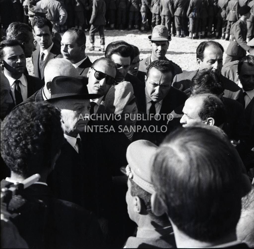 Disastro del Vajont: il presidente delle Repubblica Antonio Segni in visita nelle zone colpite dalla sciagura<br>711925/27