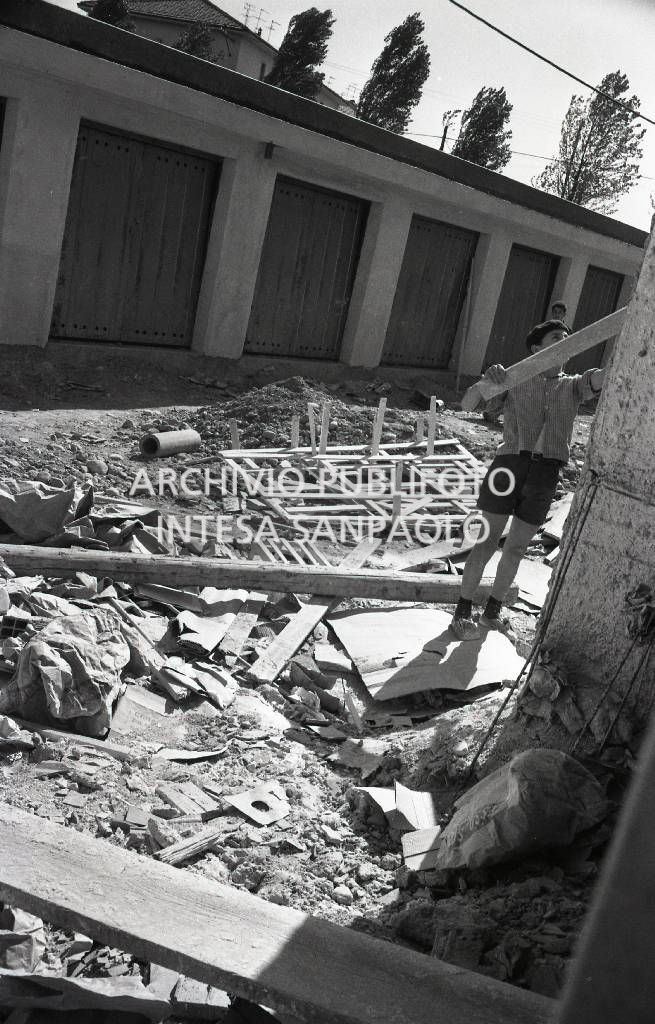 Ragazzino al lavoro in un cantiere edile<br>721238/2