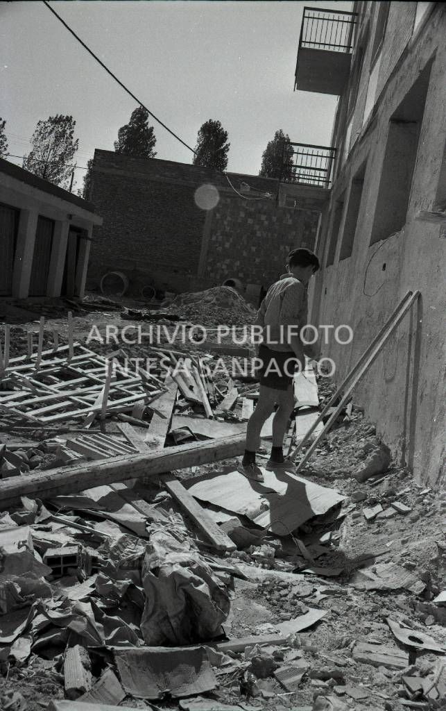 Ragazzino al lavoro in un cantiere edile<br>721238/3