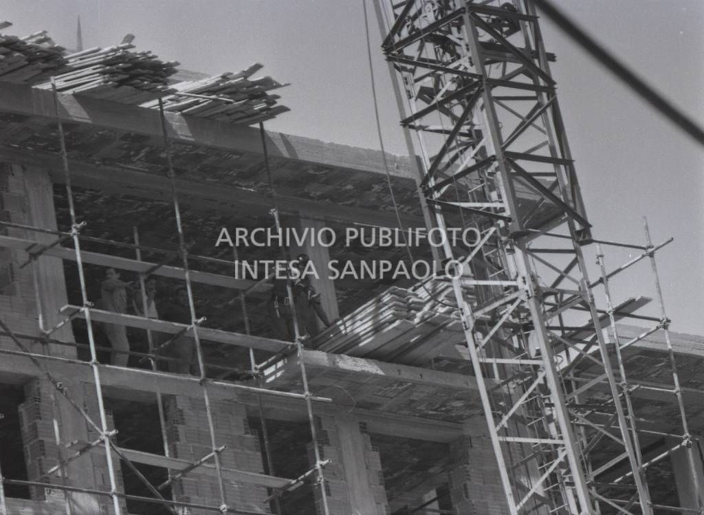 Particolare di un cantiere edile dove è riconoscibile un vigile del fuoco<br>721238/5