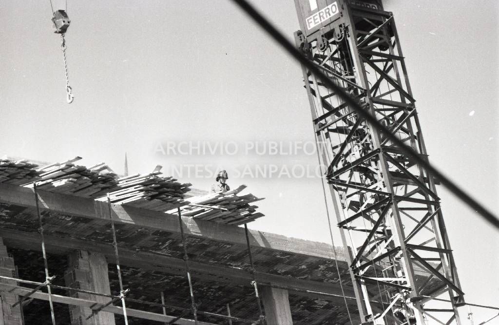 Particolare di un cantiere edile dove è riconoscibile un vigile del fuoco<br>721238/6